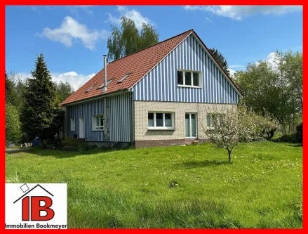Frontansicht - Haus kaufen in Ovelgönne - Einfamilienhaus mit Einliegerwohnung auf ca. 2,3 ha. Viel Platz!