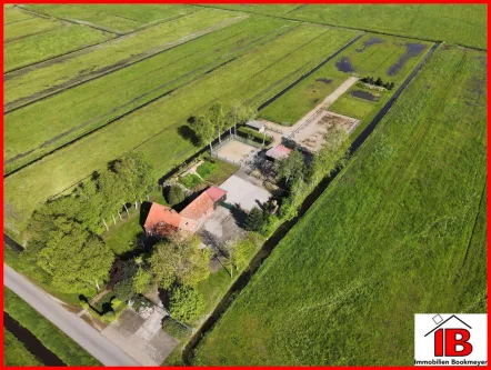 Luftaufnahme - Haus kaufen in Stadland - Siedlungshaus in ruhiger Alleinlage mit Pferdestall und knapp 9.000 m²