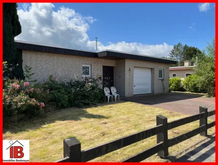 Vordere Ansicht - Haus kaufen in Berne - Großer Flachdachbungalow in Berne in ruhiger Wohnlage