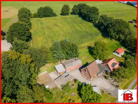 Luftaufnahme - Haus kaufen in Rastede - Nahe Rastede mit ca. 1,3 Hektar Grundstück und reichlich Gebäuden