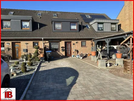 Strassenansicht - Haus kaufen in Stadland - Reihenmittelhaus in herrlicher Lage am Kanal mit Blick in die Natur