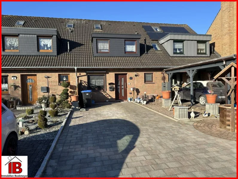 Strassenansicht - Haus kaufen in Stadland - Reihenmittelhaus in herrlicher Lage am Kanal mit Blick in die Natur