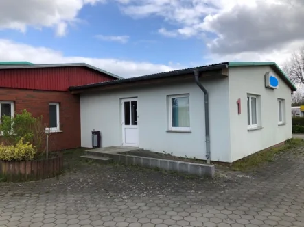 Ansicht - Büro/Praxis mieten in Stralsund / Grünhufe - Interessante Gewerbeimmobilie mit Grundstücksanteil und tlw. Lagerbereich in Stralsund zu vermieten