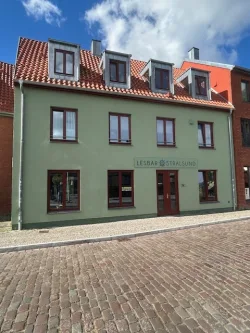 Aussen Straßenbereich - Gastgewerbe/Hotel mieten in Stralsund - Interessante Gewerbeeinheit, ehemaliger Café-Barbetrieb, in der Hansestadt Stralsund in der unmittelbaren Hafennähe zu vermieten. Anderweitige Nutzung möglich.