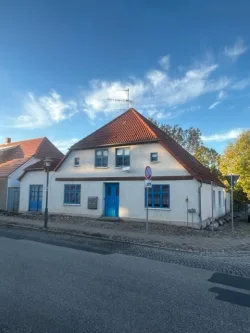 Ansicht vorn - Haus kaufen in Garz - Ein ehemaliges Kapitänshaus wird als teil modernisiertes Mehrfamilienhaus mit großzügigem Grundstück in Garz auf der Insel Rügen verkauft