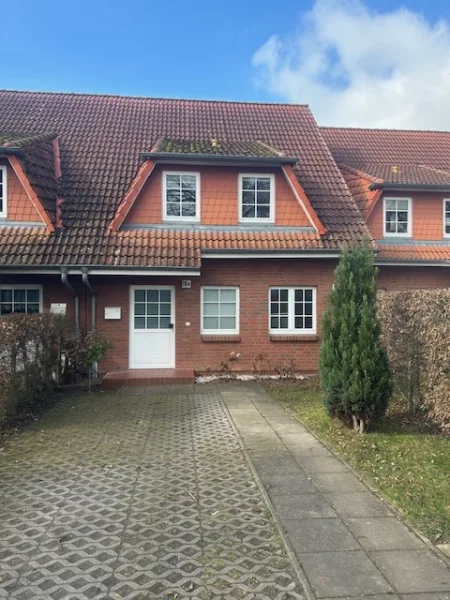 Ansicht - Haus kaufen in Wendorf-Neu Lüdershagen - Viel Platz für die ganze Familie. Modernes Reihenhaus mit ca. 25 m² ausgebauten Dachgeschoss in der Nähe der Hansestadt Stralsund zu verkaufen!