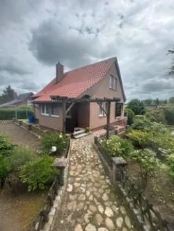 Ansicht - Haus kaufen in Bergen - Modernes, gepflegtes Einfamilienhaus in Bergen auf der Insel Rügen zu verkaufen.