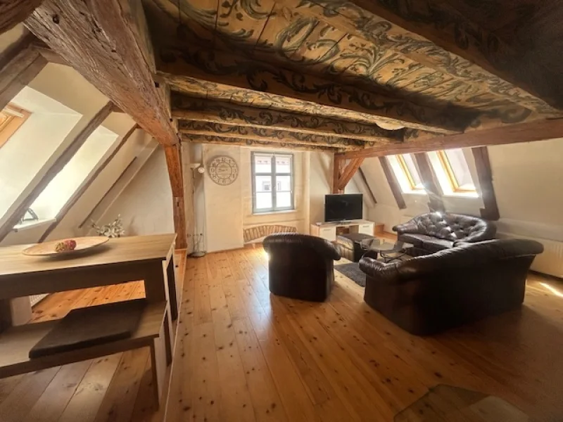 Wohnzimmer mit Kaminanschluss - Wohnung mieten in Stralsund - Exklusive 3-Zimmerwohnung über zwei Etagen mit kleinen Balkon in der Altstadt der Hansestadt Stralsund zu vermieten!