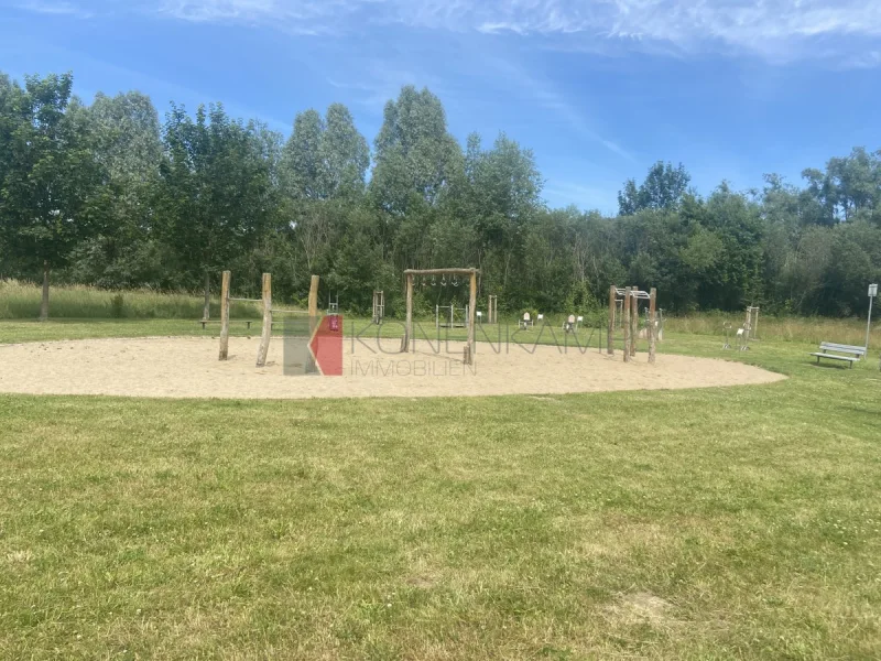 grüner Kinderspielplatz in naher Umgebung