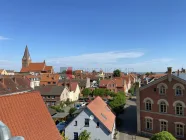 Umgebung mit Kirche, Marktplatz und Hafen