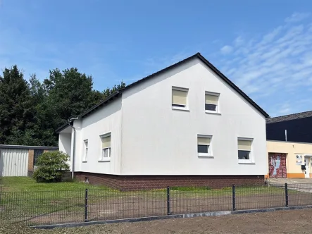 Ansicht - Haus kaufen in Stuhr / Brinkum - 1-2 Familienhaus in sehr guter Lage.