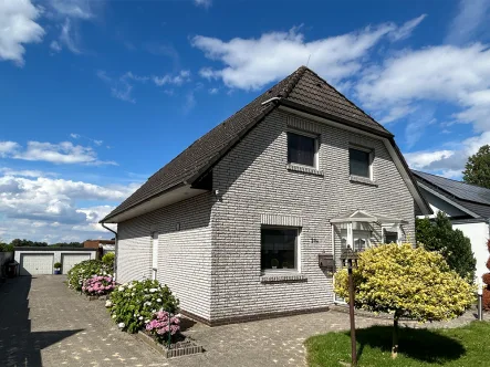 Eingangsansicht - Haus kaufen in Stuhr / Blocken - Stuhr-Blocken, Nähe Silbersee! Freistehendes Einfamilienhaus mit Wintergarten und Doppelgarage.