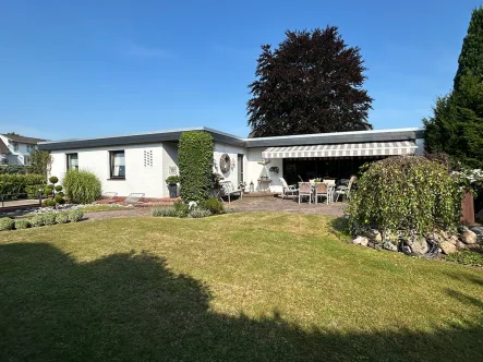 Gartenansicht - Haus kaufen in Weyhe / Erichshof - Gepflegter Bungalow in ruhiger Wohnstraße von Weyhe-Erichshof.