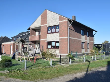 Ansicht - Haus kaufen in Weyhe / Erichshof - Kapitalanlage: Solides Zweifamilienhaus mit Doppelgarage in Weyhe-Erichshof.