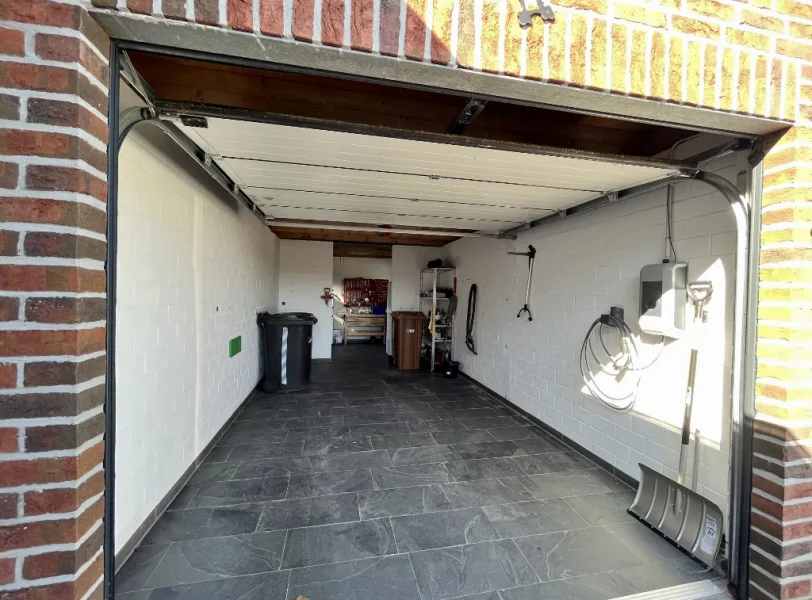 Garage mit elektrischem Tor und Wallbox