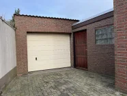 Garage und Zugang zum Garten