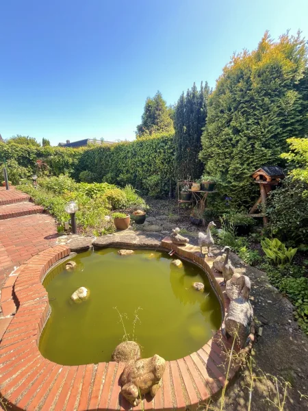 tollem Blick in den seitlichen Garten