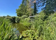 Gartenteich mit Gartenhaus