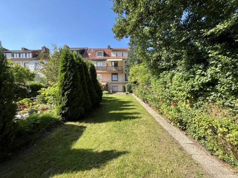 rückseitiger Blick Garten - Haus