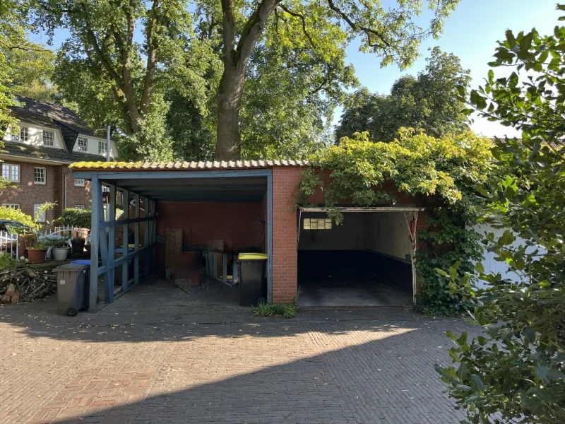 Hof mit Carport und Garage