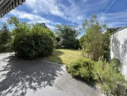 Terrasse mit Blick in den Garten