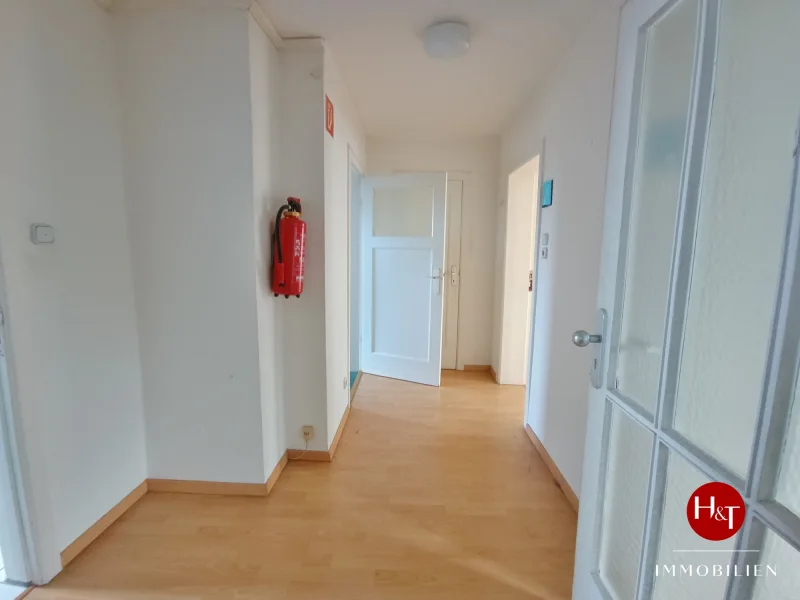 Zwei-Zimmer-Wohnung mieten in Delmenhorst – H & T Immobilien - Wohnung mieten in Delmenhorst - Zentral in Delmenhorst – Zwei Zimmer mit Einbauküche und Balkon!