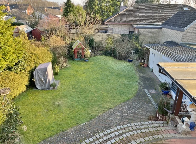 Blick vom Balkon in den Garten