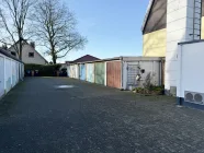 auf dem Garagenhof