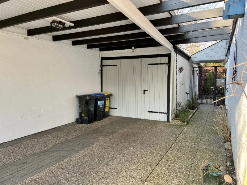 Carport und Garage