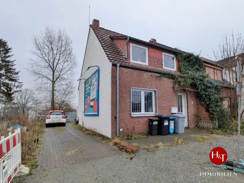 DHH kaufen in Kirchhuchting – H&T ImmobilieN - Haus kaufen in Bremen - Kleines Geschäftshaus direkt am Roland-Center!