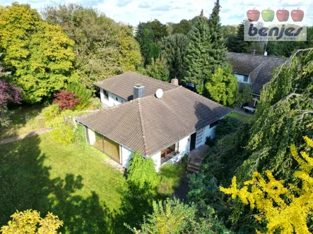 Ebenerdiger Bungalow - Haus kaufen in Asendorf - Ebenerdig Wohnen: Gepflegter Walmdachbungalow mit idyllischem Grundstück in zentraler Wohnlage