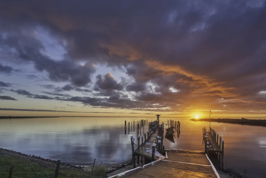 Sonnenaufgang am Hafen