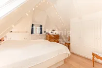 gemütlicher Masterbedroom im Dachgeschoss