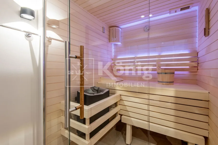 Sauna mit Glasfront und LED-Streifen