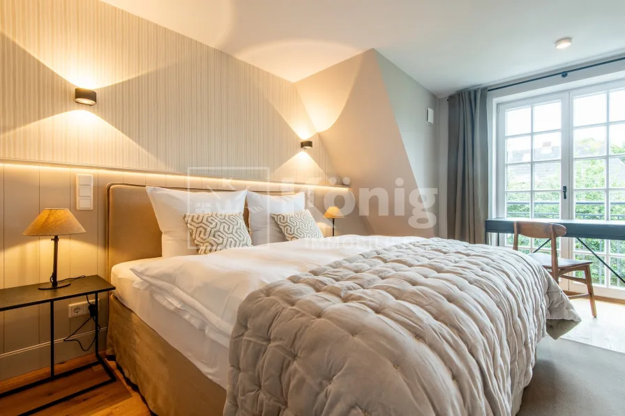 Masterbedroom mit bodentiefen Fenstern und einem Schreibtisch