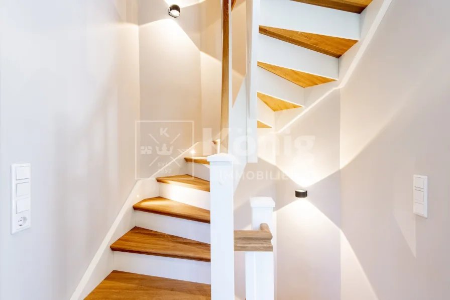 Elegante Tischlertreppe mit durchdachtem Lichtkonzept