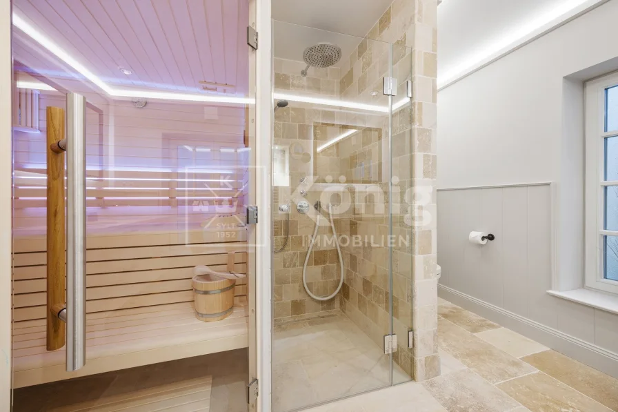 moderne, finnische Sauna mit Glasfront