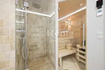 Dusche mit Dornbracht Armaturen und finnische Sauna mit Glasfront