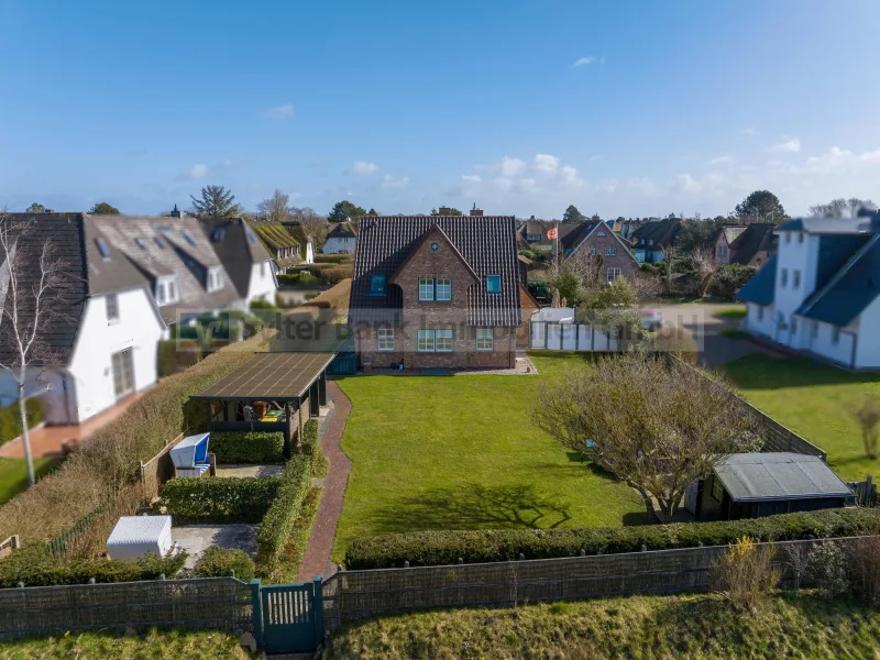 Drohnenaufnahme - Haus kaufen in Sylt - Seltenes Angebot in Keitum: Großzügige Hauptwohnung und zwei Ferienwohnungen mit idyllischem Garten