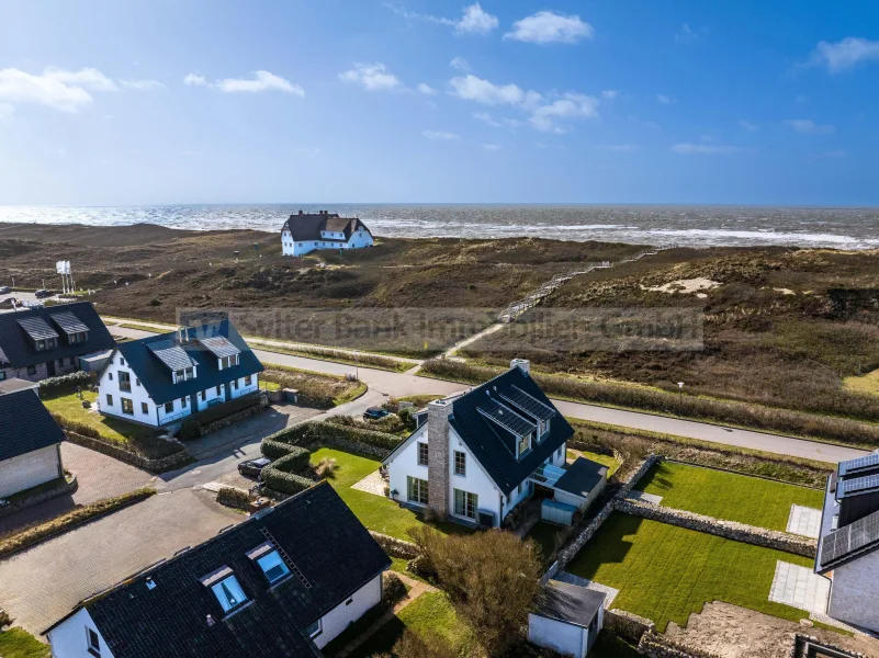 Drohnenaufnahme - Haus kaufen in Sylt - Neuwertige Doppelhaushälfte nur wenige Schritte vom Weststrand Rantums entfernt