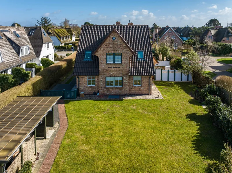 Luftbild - Haus kaufen in Sylt - Großzügiges Endhausteil in naturnaher Lage in Keitum (1. Wohnsitz)