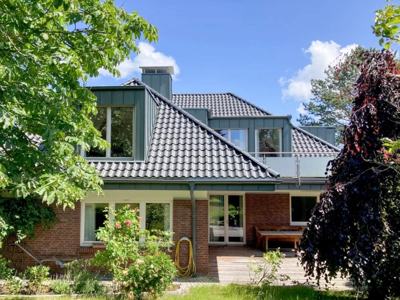 Villenähnliches Anwesen am Meer - Haus kaufen in Neustadt - Großes, individuelles Wohnhaus mit 2 Garagen und Fernblick zur Ostsee