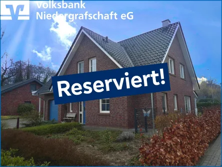 Straßenansicht - Haus kaufen in Uelsen - Modernes Einfamilienhaus  in begehrter Wohnlage 