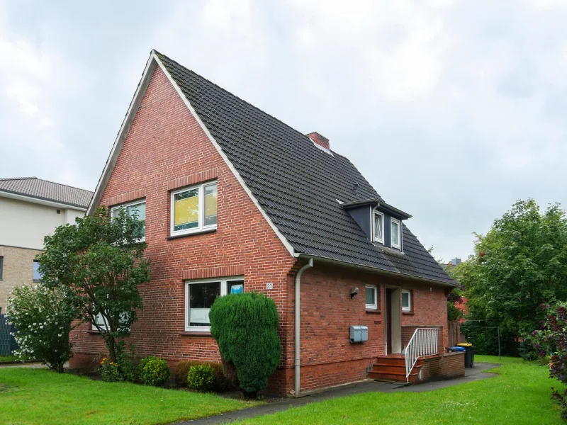 Vordere Hausansicht - Haus kaufen in Wedel - Zentrumsnahes Zweifamilienhaus