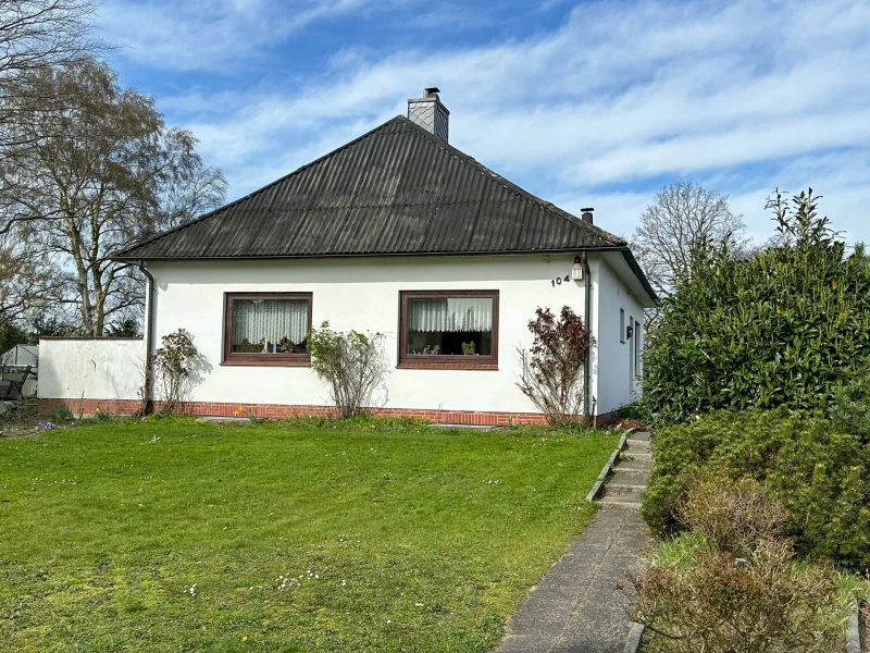 Vordere Hausansicht - Haus kaufen in Moorrege - Renovierungsbedürftiges Einfamilienhaus auf großem Grundstück