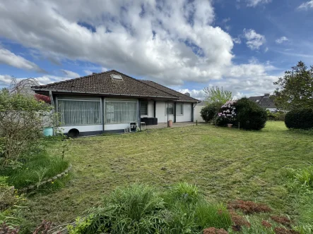 Rückwärtige Hausansicht  - Haus kaufen in Uetersen - Modernisierter Winkelwalmdachbungalow auf großzügigem Grundstück