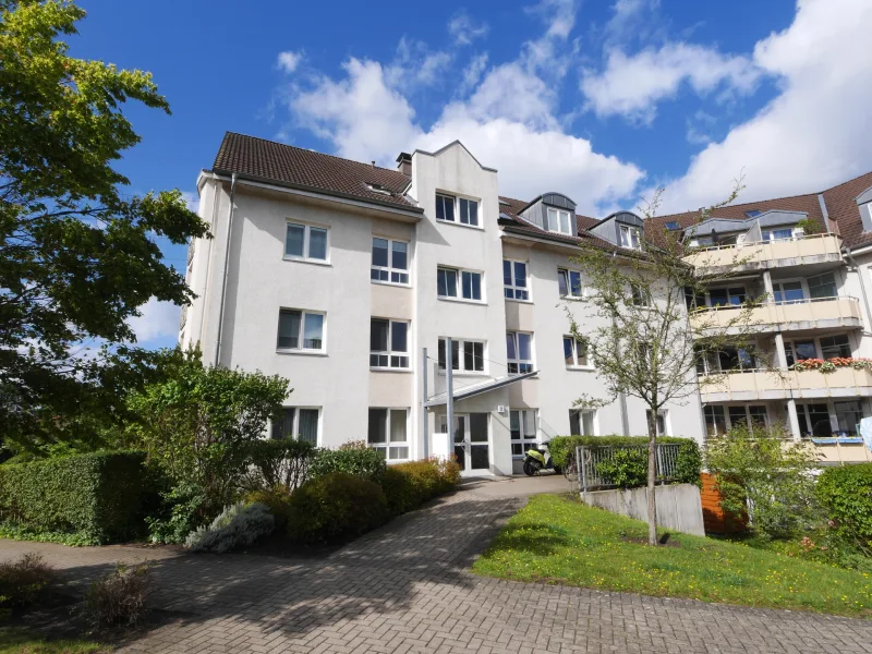 Vordere Hausansicht - Wohnung kaufen in Elmshorn - Vermietete 3 Zimmer-Eigentumswohnung