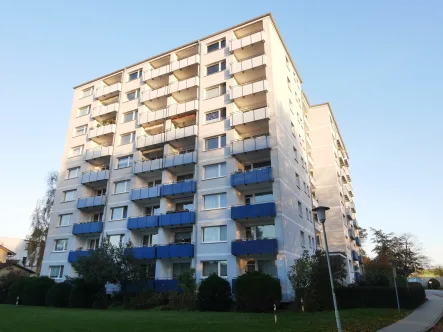 Hausansicht - Wohnung mieten in Uetersen - Sanierte 3-Zimmer-Wohnung mit toller Aussicht