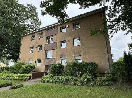 Vordere Hausansicht - Zinshaus/Renditeobjekt kaufen in Uetersen - Vermietete 4 Zimmer-Eigentumswohnung mit Balkon