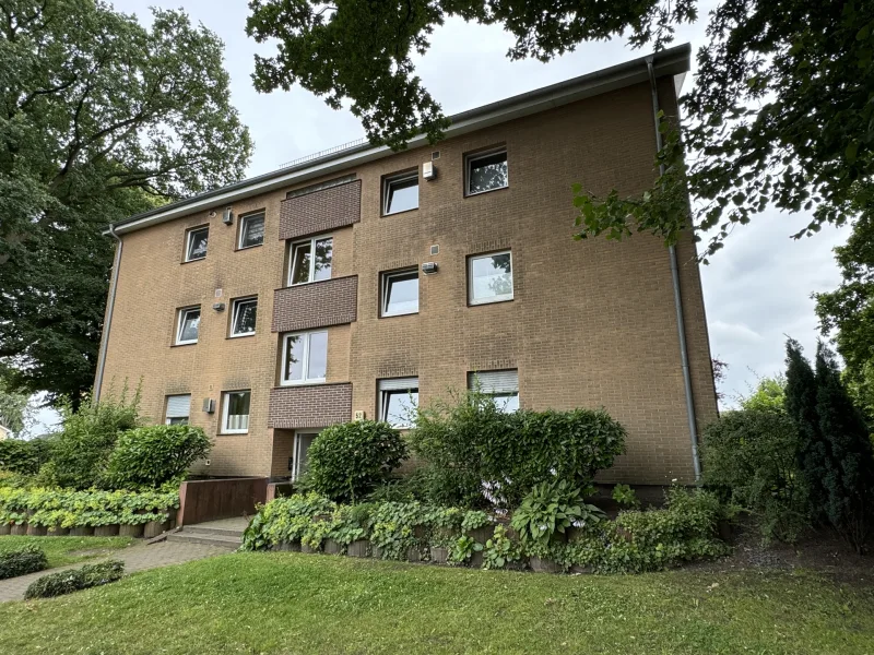 Vordere Hausansicht - Wohnung kaufen in Uetersen - 4 Zimmer-Eigentumswohnung mit Terrasse